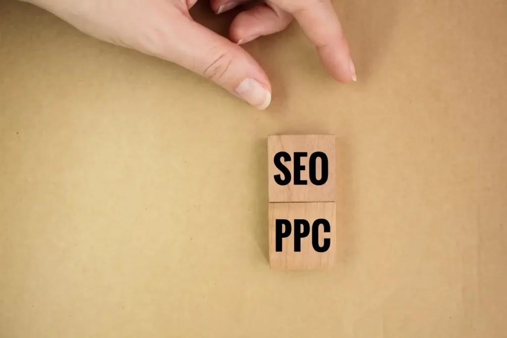 Prečo by ste mali „ukradnúť“ dáta z Google Ads: 6 trikov, ktoré posilnia vaše SEO | Reklamná agentúra Press Play Drevené kocky s nápismi SEO a PPC položené na sebe – prepojenie SEO a PPC